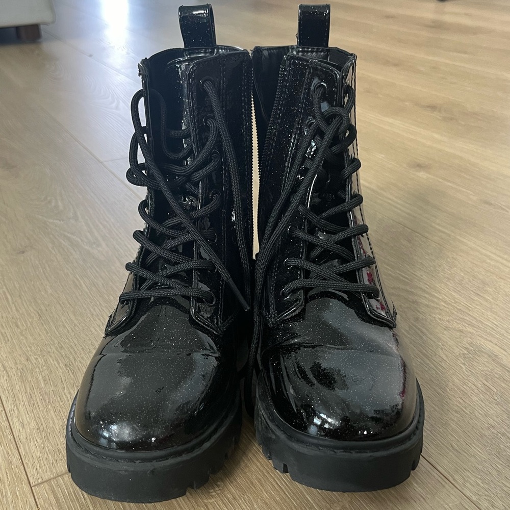 Girls’ black boots with sparkles